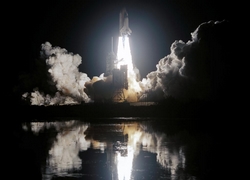 night_space_shuttle_launch250x180